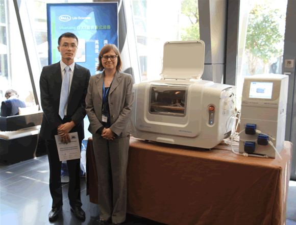 Bio-equip’s reporter Jason and Dr.Annelies Onraedt at the Pall’s booth