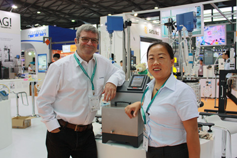 Ken MacKenzie (Int. Sales Manager of Huber Kältemaschinenbau)and Shufeng Chen (Managing Director of SMS Instruments) at CPhi China