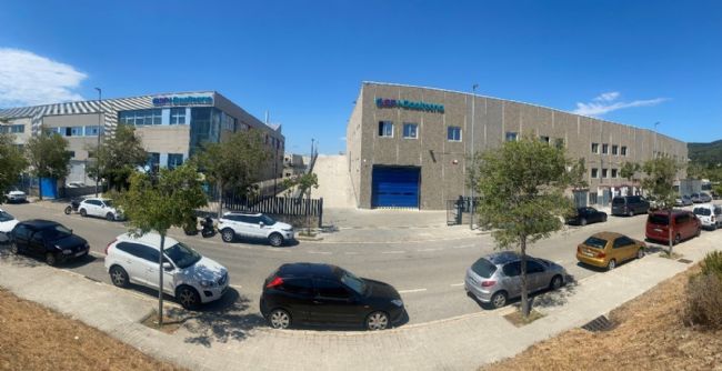 Casa en medio de la calleDescripción generada automáticamente con confianza media